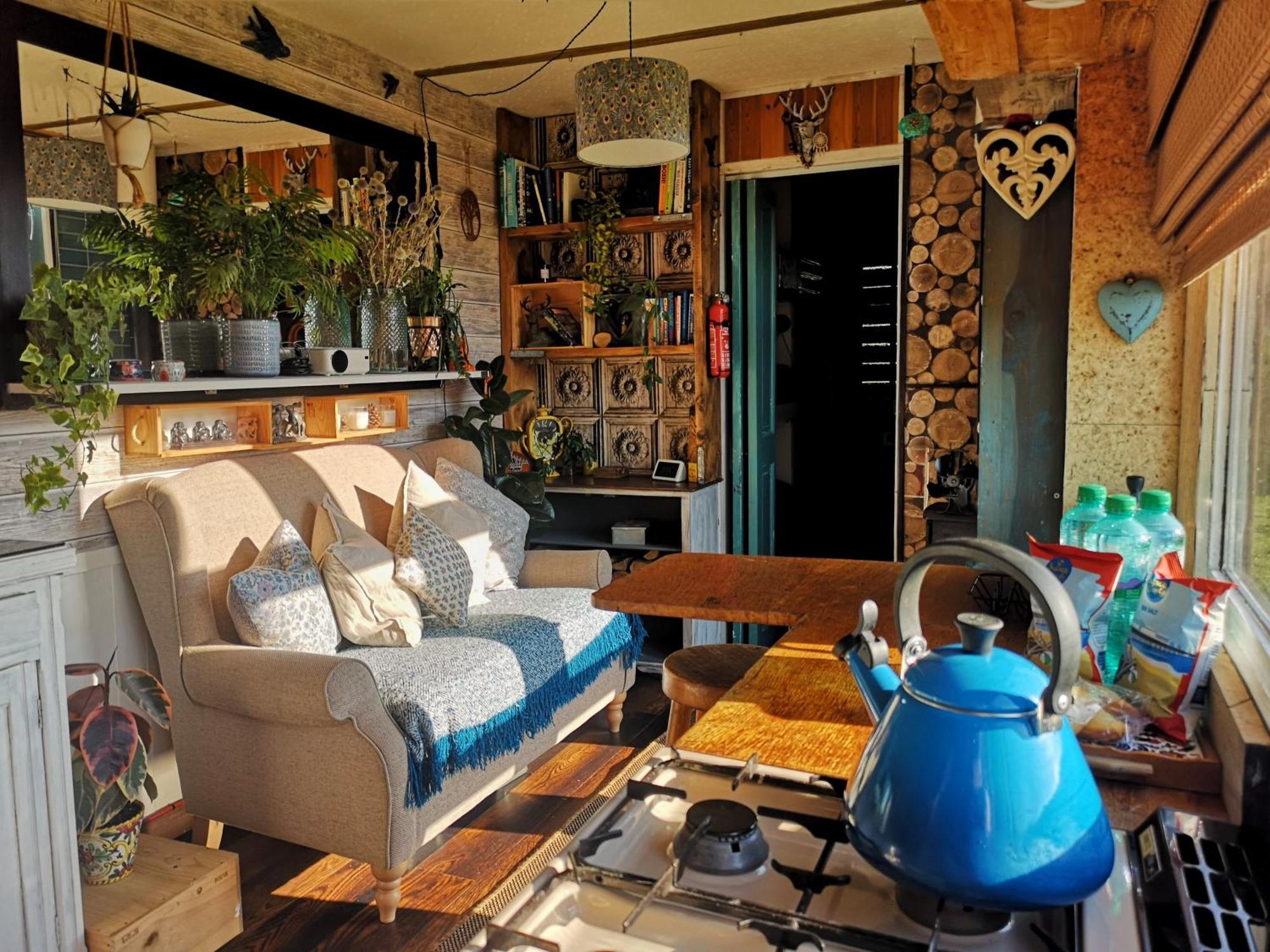 Glamp In Style In An Unique Horsebox Home Battle Extérieur photo